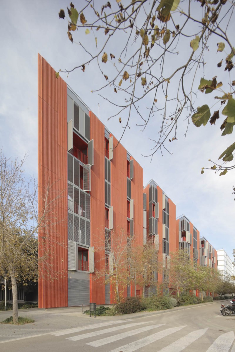 Coll-Leclerc Arquitectos with Miàs Architects - 72 SOCIAL HOUSING UNITS AT THE MARINA DEL PRAT VERMELL