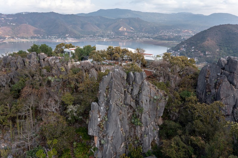 IUA Ignacio Urquiza Arquitectos + apda - Las Rocas