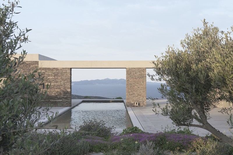 OFFICE MUTO - House with a garden